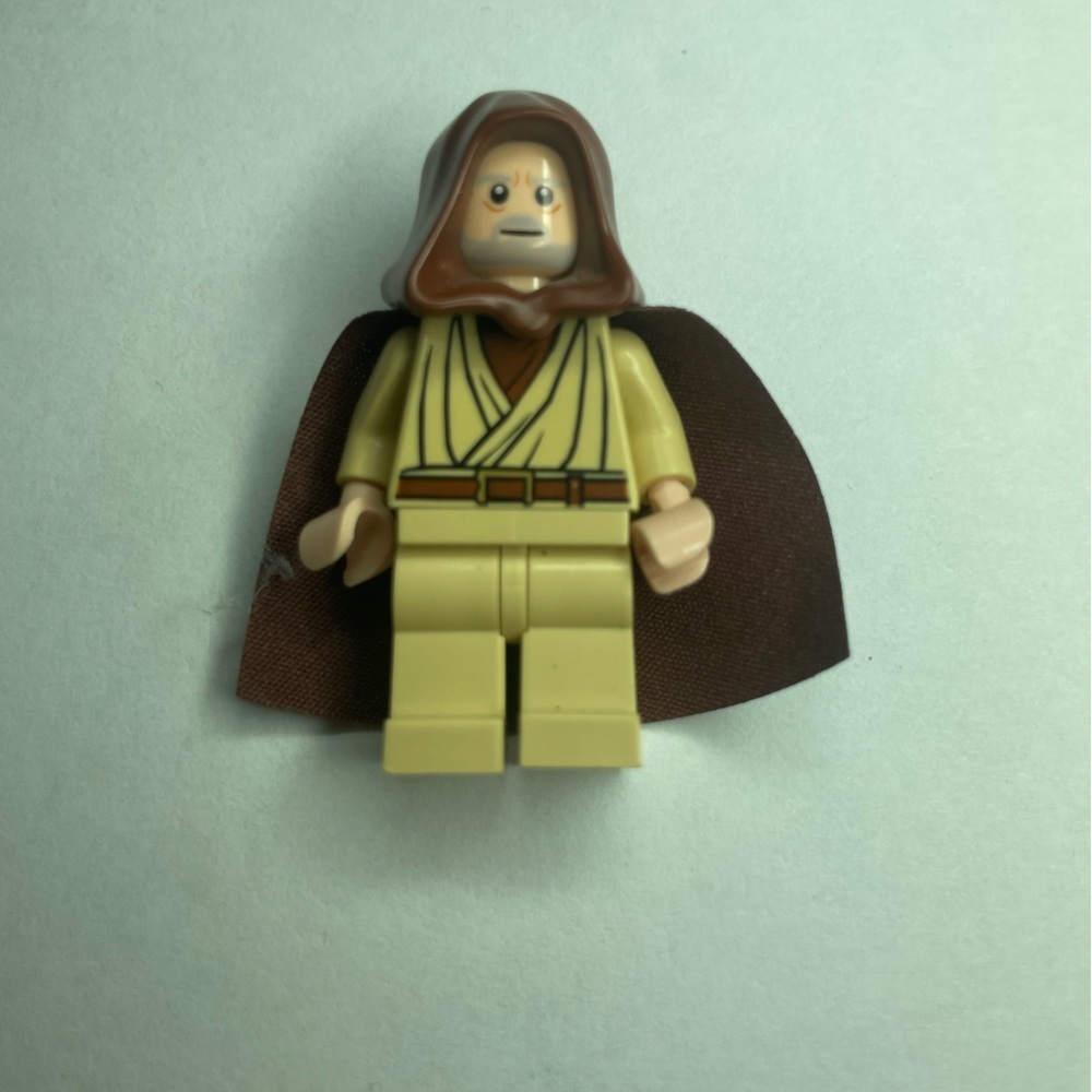 Obi-Wan Kenobi - Old, Reddish Brown Hood and Cape, Black Eyes
Item No: sw020